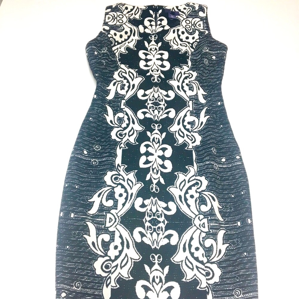 Body Slimming Black & White Shift Dress - Picture 4 of 11